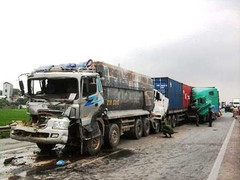 Ô tô đâm liên hoàn, 2 tài xế bị thương nặng