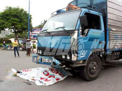 Bất lực nhìn người phụ nữ bị xe tải cán chết thảm