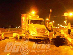 Container náo loạn chân cầu vượt thép giữa Sài Gòn