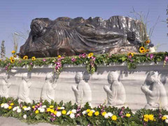 Tượng Phật bằng đá sapphire lớn nhất Việt Nam