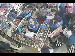 Thiếu nữ giở thủ đoạn tinh vi, móc trộm iPhone