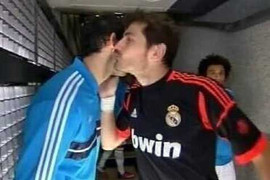 Casillas quay mặt làm lành với Diego Lopez