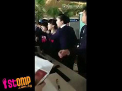 Nhân viên sân bay quát, ném điện thoại vào hành khách