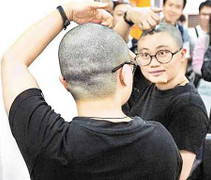 Quái gở giám đốc bắt nhân viên cạo trọc đầu