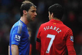 Luis Suarez bị 'ném đá' tơi bời