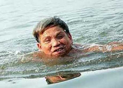 Cảm phục lão ngư mù lặn ngụp bắt cá nuôi 7 con khôn lớn