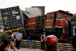 Tàu khách găm thẳng đẩy xe container xa 50m