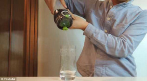 Quái chiêu biến coca thành nước lọc trong chớp mắt