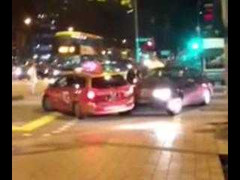 Clip: Mercedes 'điên' lao kinh hoàng trên phố