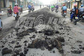 Người đi đường gặp họa vì kẻ đổ bùn bất lương