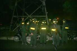 Cướp súng, đấm vào mặt cảnh sát cơ động