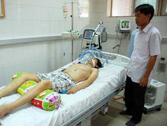 Đắng lòng, bệnh nhân vái lạy bác sĩ mới cho thở oxy