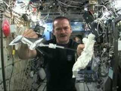 Xem phi hành gia khổ sở vắt khăn ướt ngoài vũ trụ