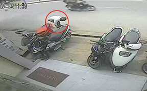 Táo tợn trộm xe tay ga giữa phố đông đúc