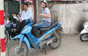 Một tuần làm xe ôm nữ và những câu chuyện khó tin