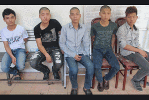 Bắt nhóm ném 'bom bẩn' vào nhà con nợ