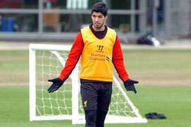 Phá kỷ lục bản thân, Suarez chịu phạt nặng