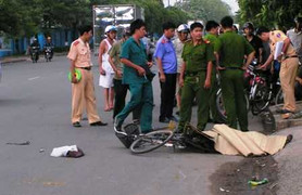 Ô tô 4 chỗ húc văng xe đạp, kéo lê 3 người