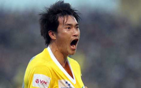 Ngộ độc, Công Vinh hết đường đấu Văn Quyến