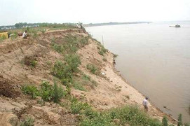 Tìm thấy thi thể học sinh lớp 8 chết đuối tại sông Hồng