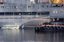 Tàu ngầm Kilo TP Hồ Chí Minh bắt đầu lắp đạn