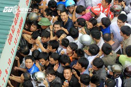 Lo sập, sân Vinh dựng fanzone