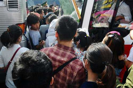 Xe 45 chỗ chở 90 người 'vượt mặt' các trạm cảnh sát