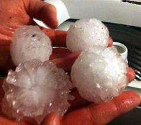 Mưa đá 'tấn công' miền Bắc đúng dịp 30/4