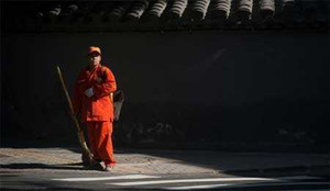 Quan chức Bắc Kinh ra phố quét đường làm gương