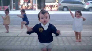 Hot nhất tuần qua: Em bé nhảy tưng tưng trên phố