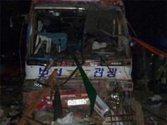 Ô tô đâm nát nhà dân, 10 người thương vong