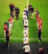 Arsenal xếp hàng dài, vỗ tay đón MU