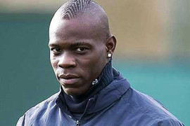 Balotelli gây sốc, tặng cả bồ xinh cho Real