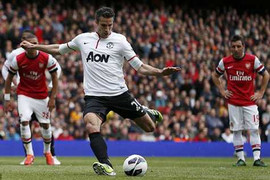 Van Persie ghi bàn, MU lỡ cơ hội phá kỉ lục