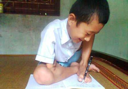 Cậu bé 7 tuổi viết chữ bằng chân trái