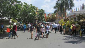 Người Sài Gòn vã mồ hôi đi chơi lễ 30/4