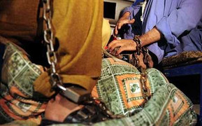 Hai thiếu nữ bị xích, nhốt trong nhà hoang