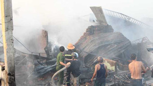 Cháy chợ Ngã Sáu, hàng loạt kiôt bị thiêu rụi