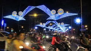 Ngắm Sài Gòn lung linh lạ kỳ đêm 30/4