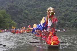 Hàng ngàn người 'vượt sông' tế Đức Thánh Đền Trần