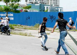 Trưởng trạm y tế rượt chém người nhà bệnh nhân