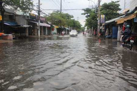 Mưa 1 giờ, đường Sài Gòn mênh mông nước