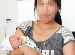 Bé 12 tuổi sinh con, bố mẹ xin miễn viện phí
