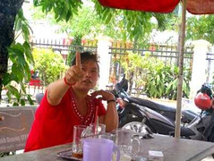 Khởi tố kẻ lột quần áo 'tình địch' đánh ghen