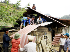 Video: Lốc xoáy dữ dội tàn phá Lào Cai