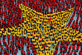 Sinh viên ra đảo xếp chữ Việt Nam