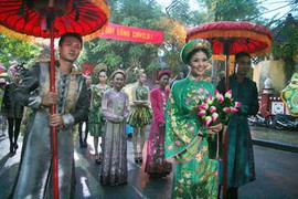 Lý Nhã Kỳ lại ‘nổ’, Hằng Trà mượn xe tiền tỷ đi tiệc