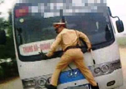 CSGT bám cần gạt nước, đánh đu trước đầu xe khách