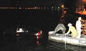 Xe Lexus lao xuống hồ Tây giữa đêm khuya