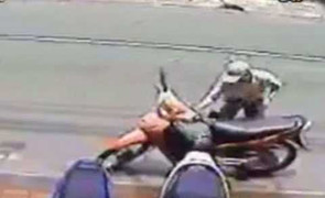 Cải trang thành bảo vệ, ăn cắp xe trong nháy mắt